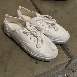 Size 8.5 women US or 7ish men based on fitting. H and M shoe (Divided) white.
